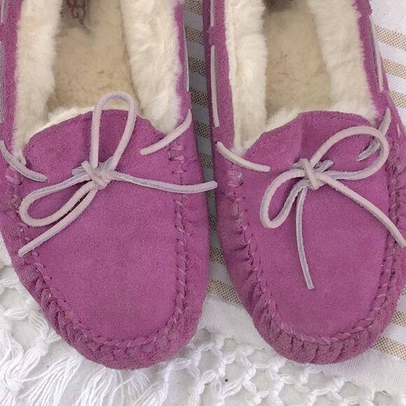 UGG Magenta Pink Sheepskin Lined Suede DAKOTA Slipper Moccasins - Picture 3 of 11
